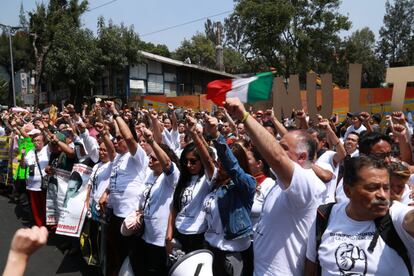 Los vecinos acudieron a una misa en conmemoración a las víctimas y luego armaron una cadena humana.