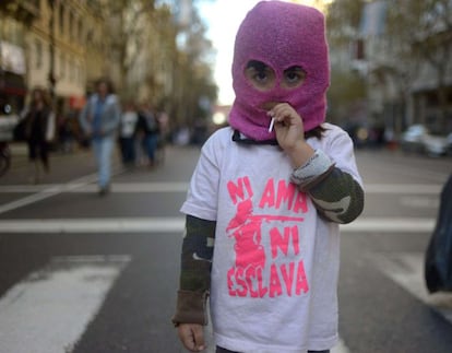 Una niña con una camiseta contra la violencia machista en una calle de la capital argentina.