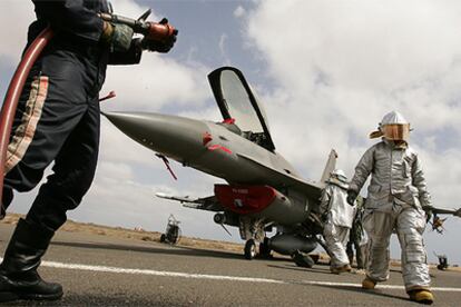 Un equipo de rescate simula la evacuación de emergencia de un piloto de un cazabombardero F-16.