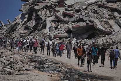 Gazatíes vuelven tras acudir a recoger ayuda humanitaria en el norte de la franja de Gaza el pasado 20 de julio.