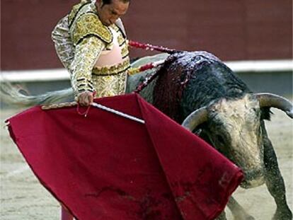 Carlos Escolar, <i>Frascuelo,</i> en su primer toro.