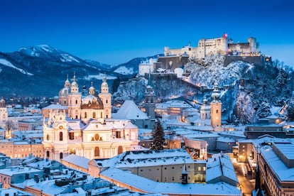 Salzburgo es el punto de partida, y también mucho más que Mozart. Su casco antiguo (Altstadt), laberinto de patios escondidos, plazas medievales y casas burguesas, es un ejemplo de cómo modernizar una ciudad conservando su esplendor barroco (es patrimonio mundial de la Unesco). Porque también es una urbe de floreciente panorama artístico, gastronomía maravillosa y parques impecables. La visita debe pasar también por Festung Hohensalzburg, fortaleza con 900 años de historia elevada sobre un acantilado; Freibad Leopoldskron, la piscina exterior más grande de la ciudad, con trampolines y toboganes, y, por supuesto, una ascensión a las cumbres circundantes que compiten en belleza con la propia urbe —Mönchsberg (540 metros) y el Kapuzinerberg (640 metros)—, cubiertas por densos bosques, senderos y magníficos miradores.