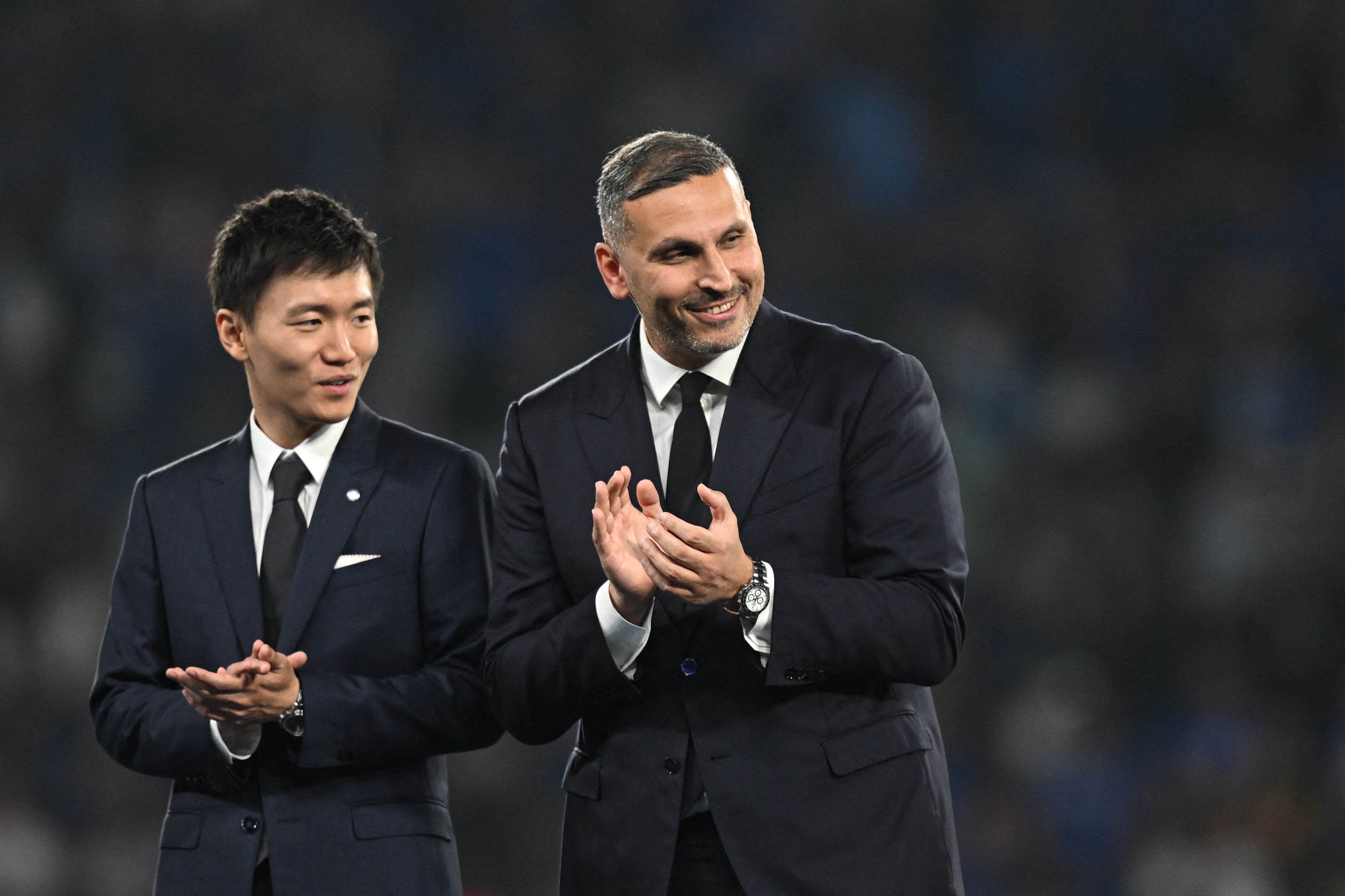 El presidente chino del Inter de Milán, Steven Zhang (a la izquierda), y el presidente emiratí del Manchester City, Khaldoon al-Mubarak.