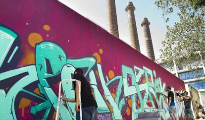 Un momento de la intervenci&oacute;n junto a las tres chimeneas en el Poble Sec. 