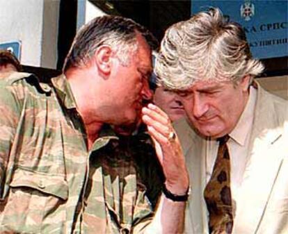 Ratko Mladic (izquierda) y Radovan Karadzic, en su feudo de Pale (Bosnia), en agosto de 1993.