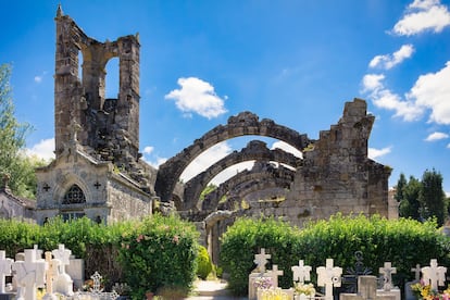  En el cementerio de Santa Mariña Dozo se conserva esta iglesia levantada en el siglo XV.  