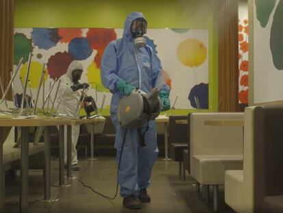 Dos operarios desinfectan un restaurante de la cadena de comida rápida McDonald's.