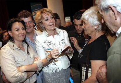 Aguirre firma autógrafos a seguidores en el auditorio Montserrat Caballé de Arganda del Rey.