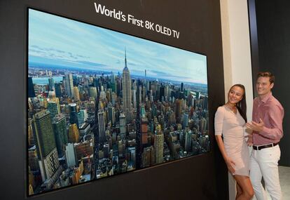 Presentación del televisor OLED 8K en la feria de Berlín.