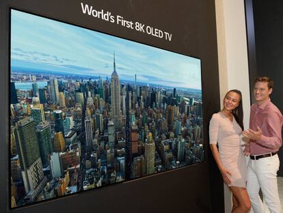 Presentación del televisor OLED 8K en la feria de Berlín.