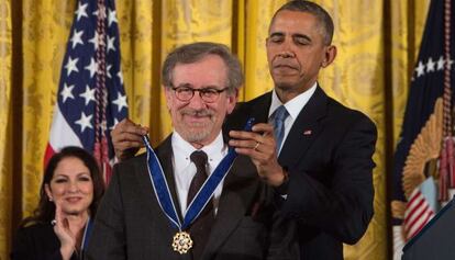 Obama, en el momento de condecorar a Steven Spielberg.