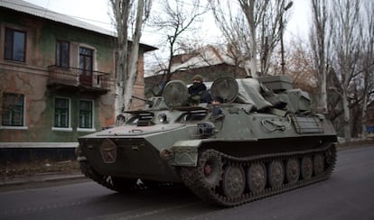 Un tanque circula este miércoles por las calles de Torez, en el este de Donetsk. 