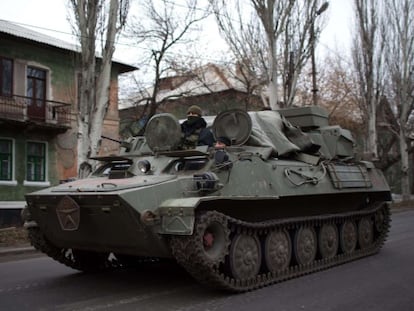 Un tanque circula este miércoles por las calles de Torez, en el este de Donetsk. 