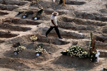 Un sepulturero camina entre las tumbas del cementerio de Acapulco.