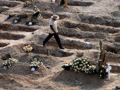 Un sepulturero camina entre las tumbas del cementerio de Acapulco.
