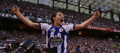 Guardado, a hombros tras consumarse el ascenso del Deportivo.