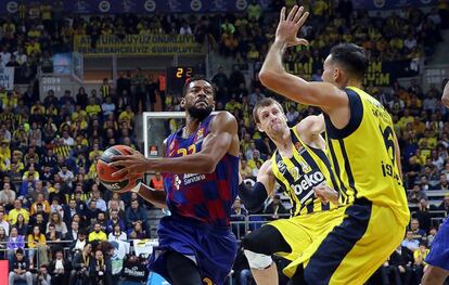 Higgins, entre Vesely y Sloukas.