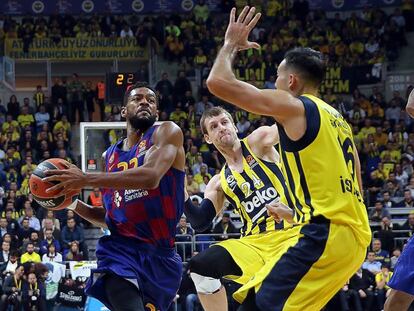 Higgins, entre Vesely y Sloukas.