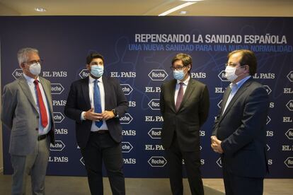 Desde la izquierda, el director de EL PAÍS, Javier Moreno; el presidente de la Región de Murcia, Fernando López Miras; el ministro de Sanidad, Salvador Illa y el presidente de la Junta de Extremadura, Guillermo Fernández Vara, posan en el foro Repensando la sanidad española, en la sede de Roche en Madrid.