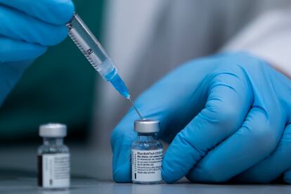 Un sanitario prepara una dosis de la vacuna de Pfizer-BioNTech, en una imagen de archivo.