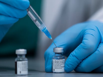 Un sanitario prepara una dosis de la vacuna de Pfizer en el hospital Sheba el 12 de enero.