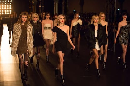 Desfile de Saint Laurent en la semana de la moda de París.