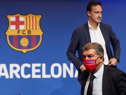 El presidente del Barcelona, Joan Laporta (delante), y el director general del club, Ferran Reverter, en la presentación de la auditoría.