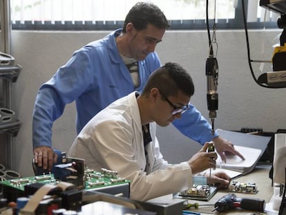 Un joven haciendo las prácticas de FP en Siemens, Getafe.