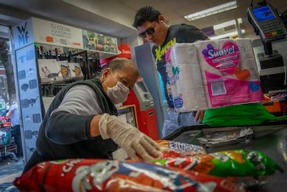 Paula Urbana, de 71 años, guarda productos en un supermercado de Ciudad de México, expuesta todo el día al contagio del coronavirus.