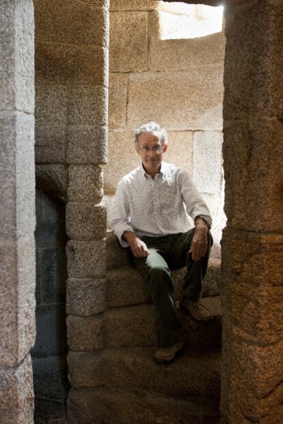 Ángel Carracedo, en la escalera de la Torre de Hércules de A Coruña.