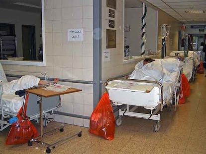 Pacientes ingresados en los pasillos de urgencias del hospital de La Paz.