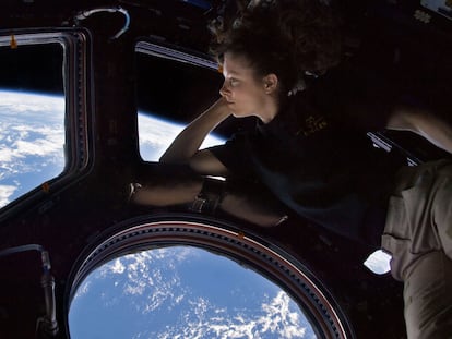 Tracy Caldwell Dyson, astronauta de la NASA, mira la Tierra a través de la cúpula de la Estación Espacial Internacional (ISS), en septiembre de 2010