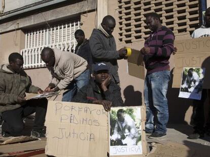 Un grupo de senegaleses en el lugar donde un compatriota fue asesinado a tiros.