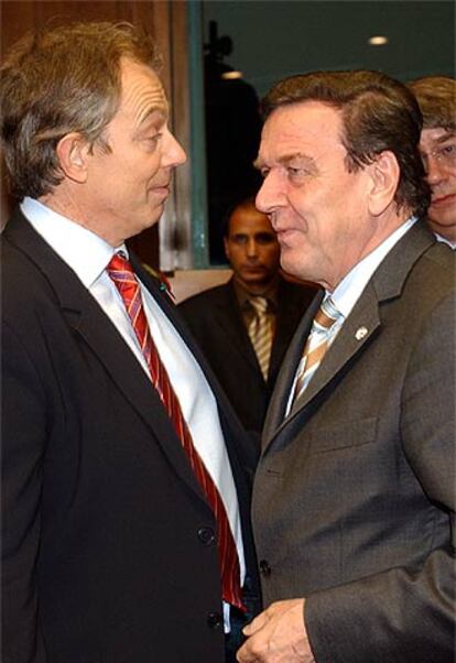 Tony Blair (izquierda) y Gerhard Schröder, ayer en la cumbre de Bruselas.