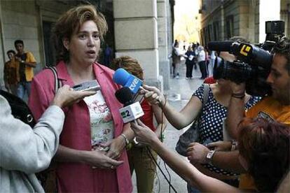 Inmaculada Larrinaga, en la puerta de los juzgados, ayer.