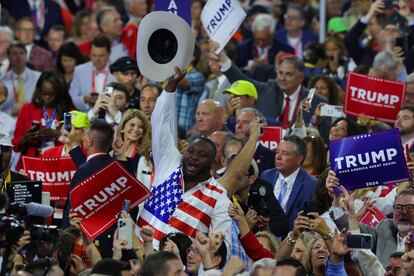 El delegado de Florid Jervonte "Tae" Edmonds celebra el momento en el que Trump logró el lunes los votos que matemáticamente le garantizaron su candidatura presidencial. 