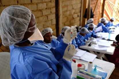 Cuando se declara un brote de ébola, se ofrece a los contactos de los casos positivos, y a los contactos de los contactos, la posibilidad de vacunarse para evitar contraer la enfermedad. Hoy se sabe que, aun si están incubando ya el virus, la inyección es efectiva para reducir la probabilidad de muerte. Así se hizo en Kivu Norte entre 2018 y 2020. 