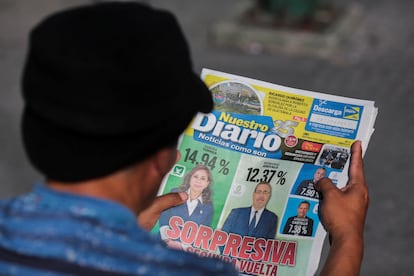 Un periódico muestra el resultado de la elección en Guatemala