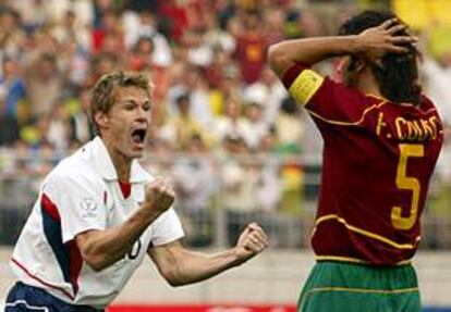 Brian McBride, a la izquierda, celebra el gol de O&#39;Brien ante la desesperación de Couto.