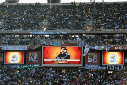 La imagen de Diego Armando Maradona preside el videomarcador del estadio Ellis Park antes del comienzo del encuentro entre Nigeria y Argentina.