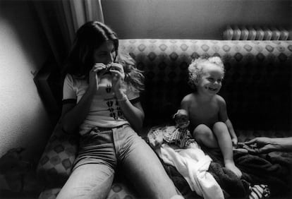 Retrato tomado en Madrid en 1978 de Silvia Labayru y su hija, Vera Lennie, nacida en la ESMA. La imagen está recogida en el libro de fotografías de Dani Yako 'Exilio 1976-1983'.