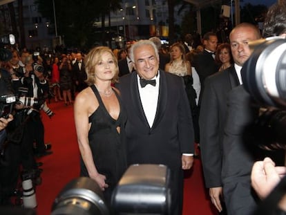 Dominique Strauss-Kahn y Myriam L&#039;Aouffir en la alfombra roja de Cannes.