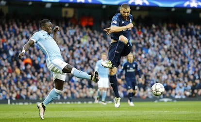 Benzema disputa lance com Sagna no primeiro jogo da semifinal.