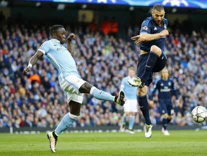 Benzema puga con Sagna en la ida de semifinales. 