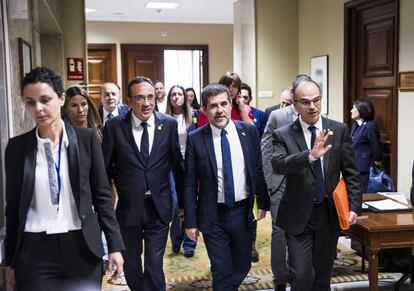 Los diputados electos procesados por el proceso independentista Rull, Sànchez y Turull al recoger sus actas en el Congreso.