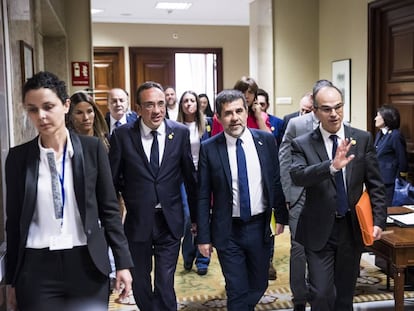 Los diputados electos procesados por el proceso independentista Rull, Sànchez y Turull al recoger sus actas en el Congreso.