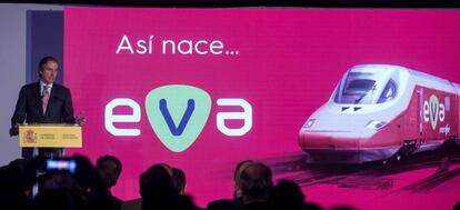 El ministro de Fomento, Íñigo de la Serna, durante la presentación hoy en Barcelona del nuevo servicio de alta velocidad de Renfe en España bautizado con el nombre de EVA.