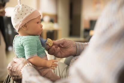 En la imagen, uno de los residentes da de comer a un muñeco. Las auxiliares los estimulan a que las ayuden a alimentarles. De esa manera, consiguen que también ellos coman. Algunos familiares se niegan a autorizar la terapia porque piensan que se les infantiliza o se les engaña. "No se trata de eso", defienden la terapeuta ocupacional y la directora del centro, "sino del vínculo que se genera".