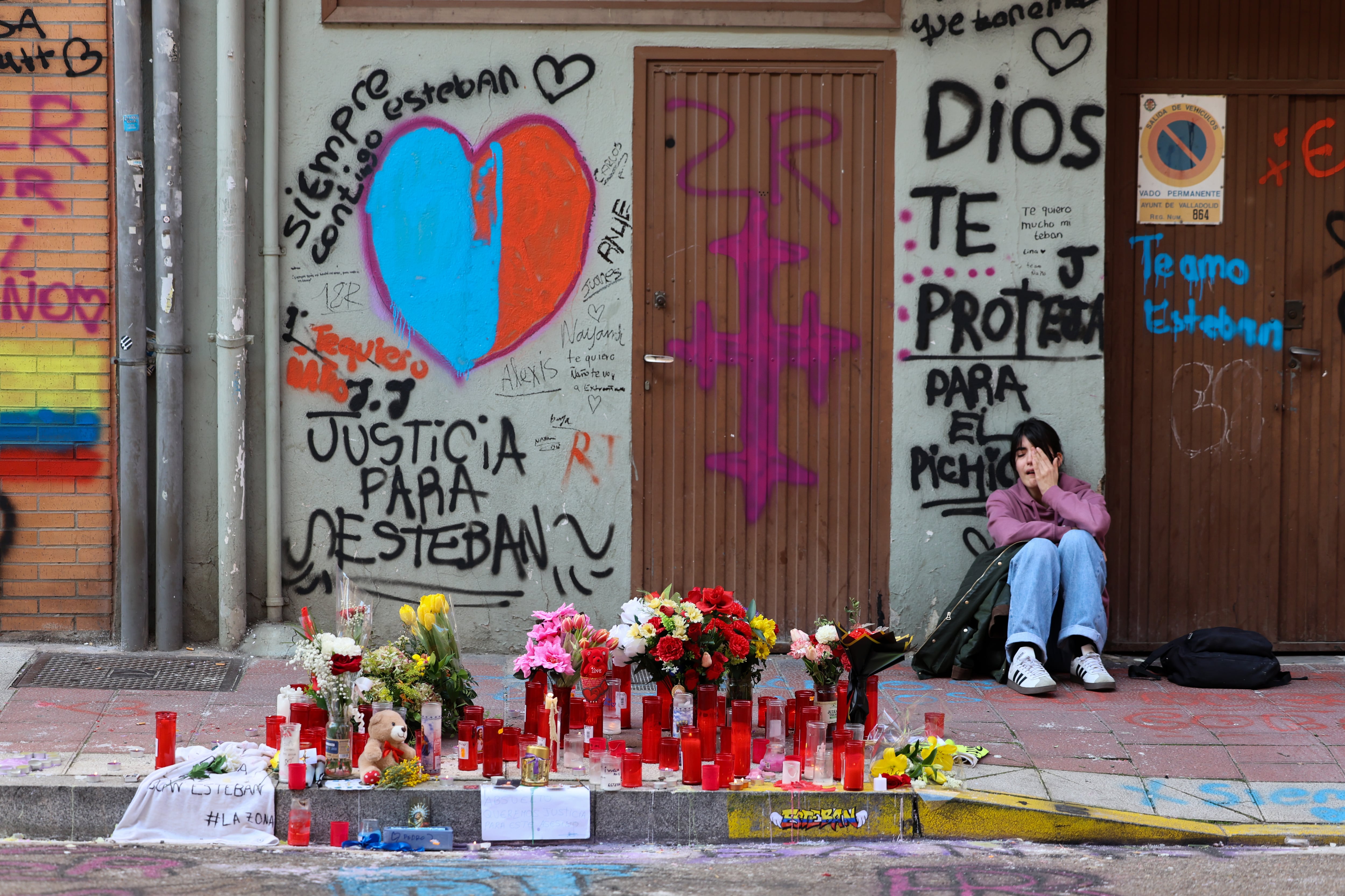 Natalia, una amiga de Esteban, el jueves a mediodía en la calle en la que el joven de 18 años perdió la vida apuñalado por un niño de 13 años. 