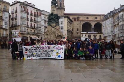 Grupos participantes en la jornada cultural contra el racismo en Vitoria.